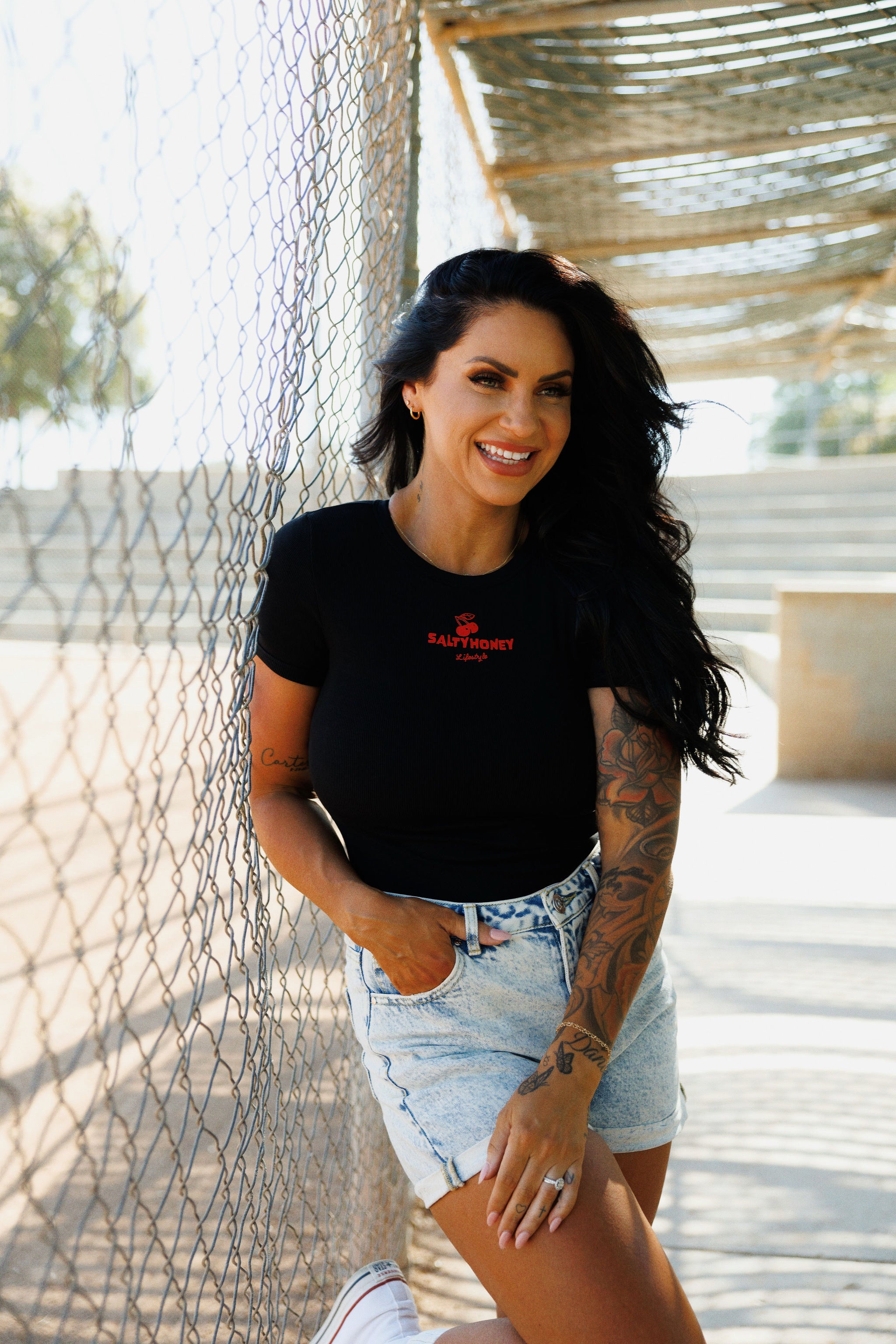 SHAPED FITTED TEE: CHERRY