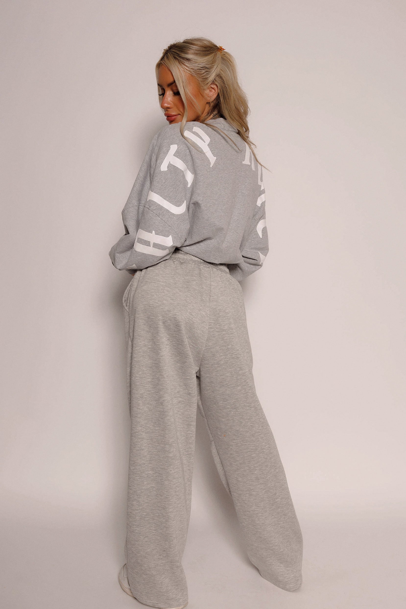 HOOPS CREWNECK: GRAY