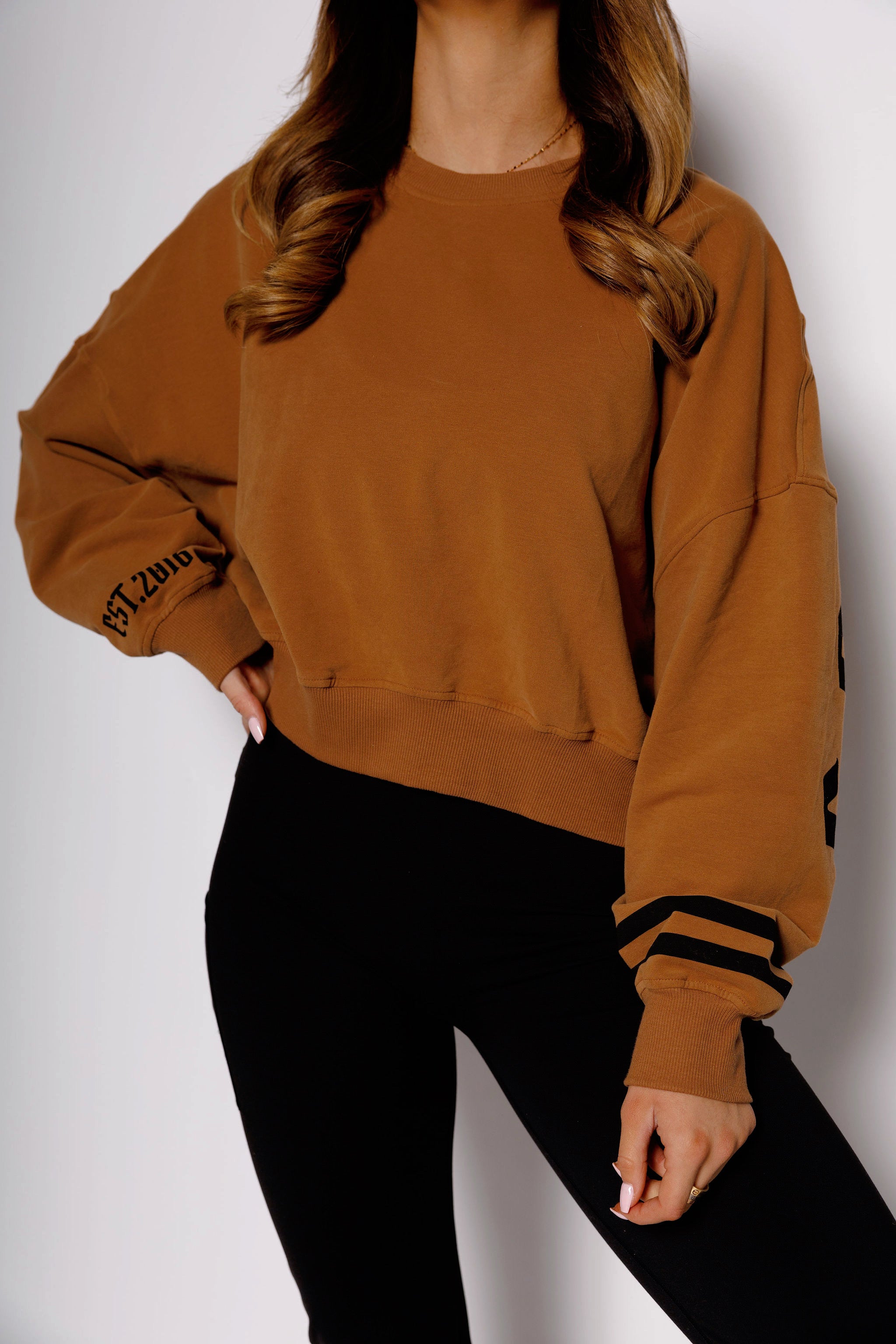 HOOPS CREWNECK: MOCHA