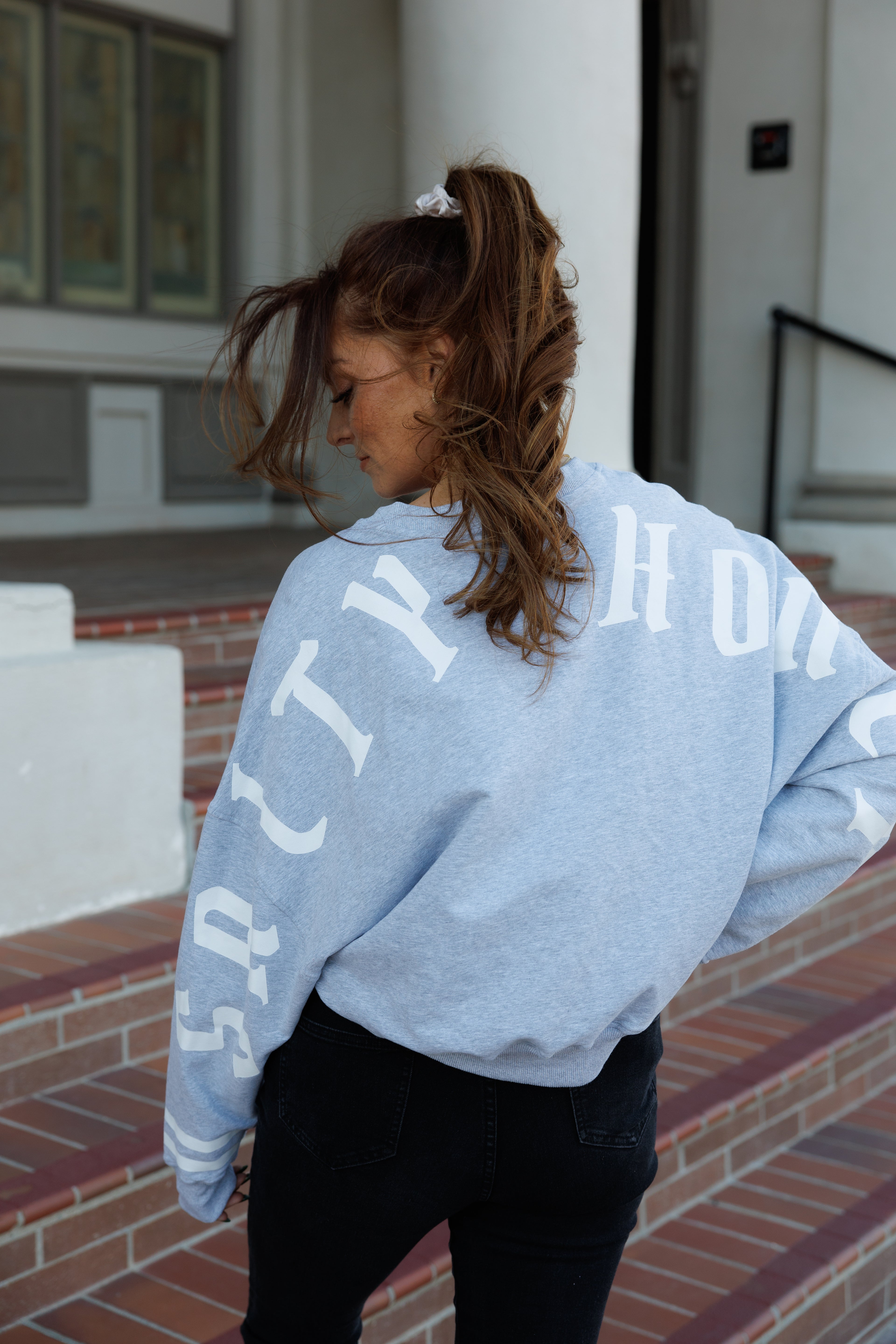 HOOPS CREWNECK: GRAY