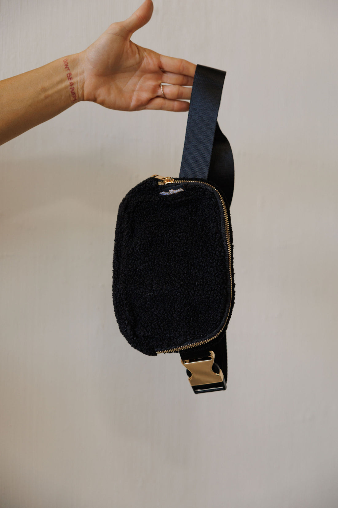 CROSS BODY BAG: COZY BLACK