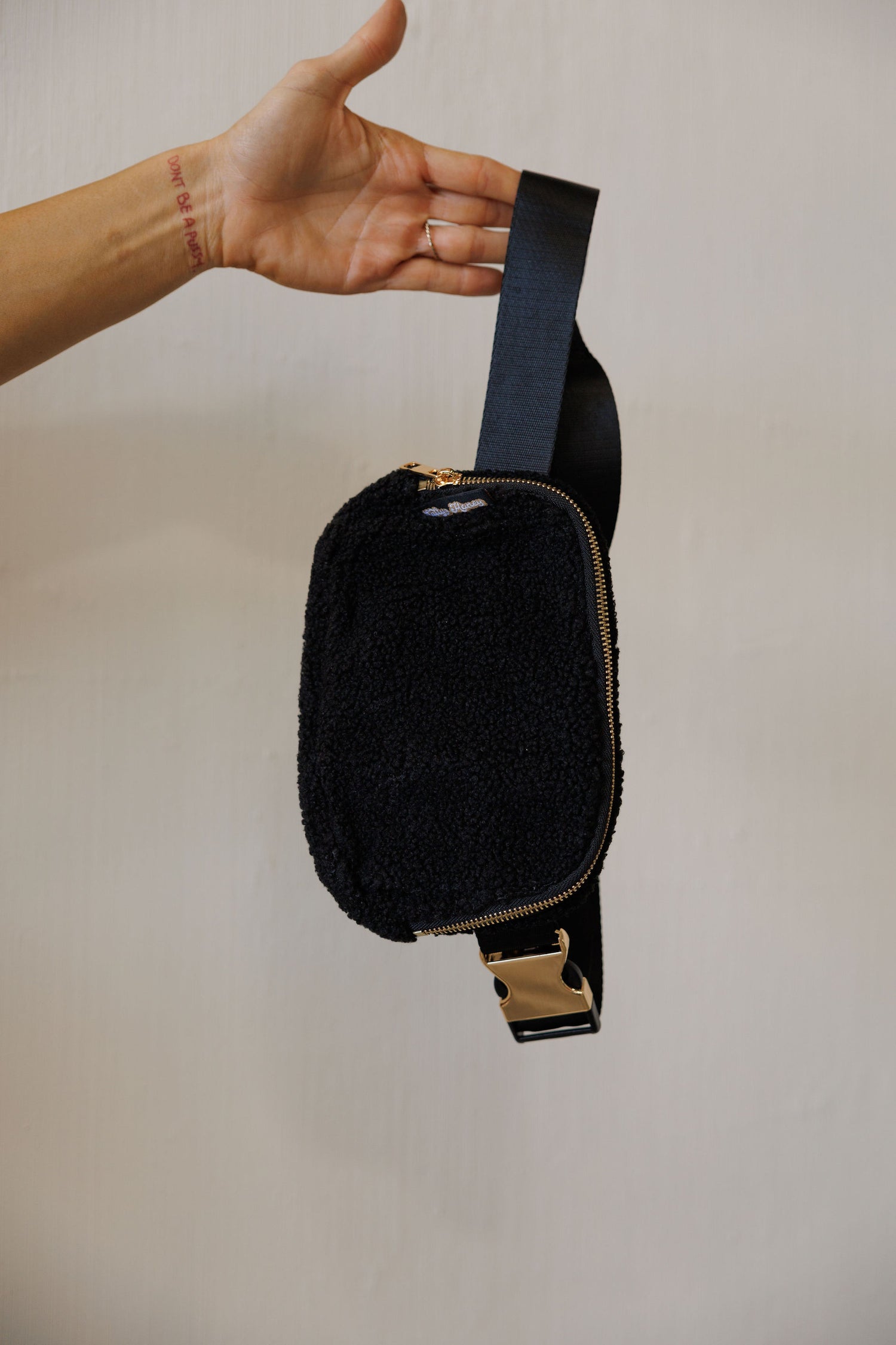 CROSS BODY BAG: COZY BLACK