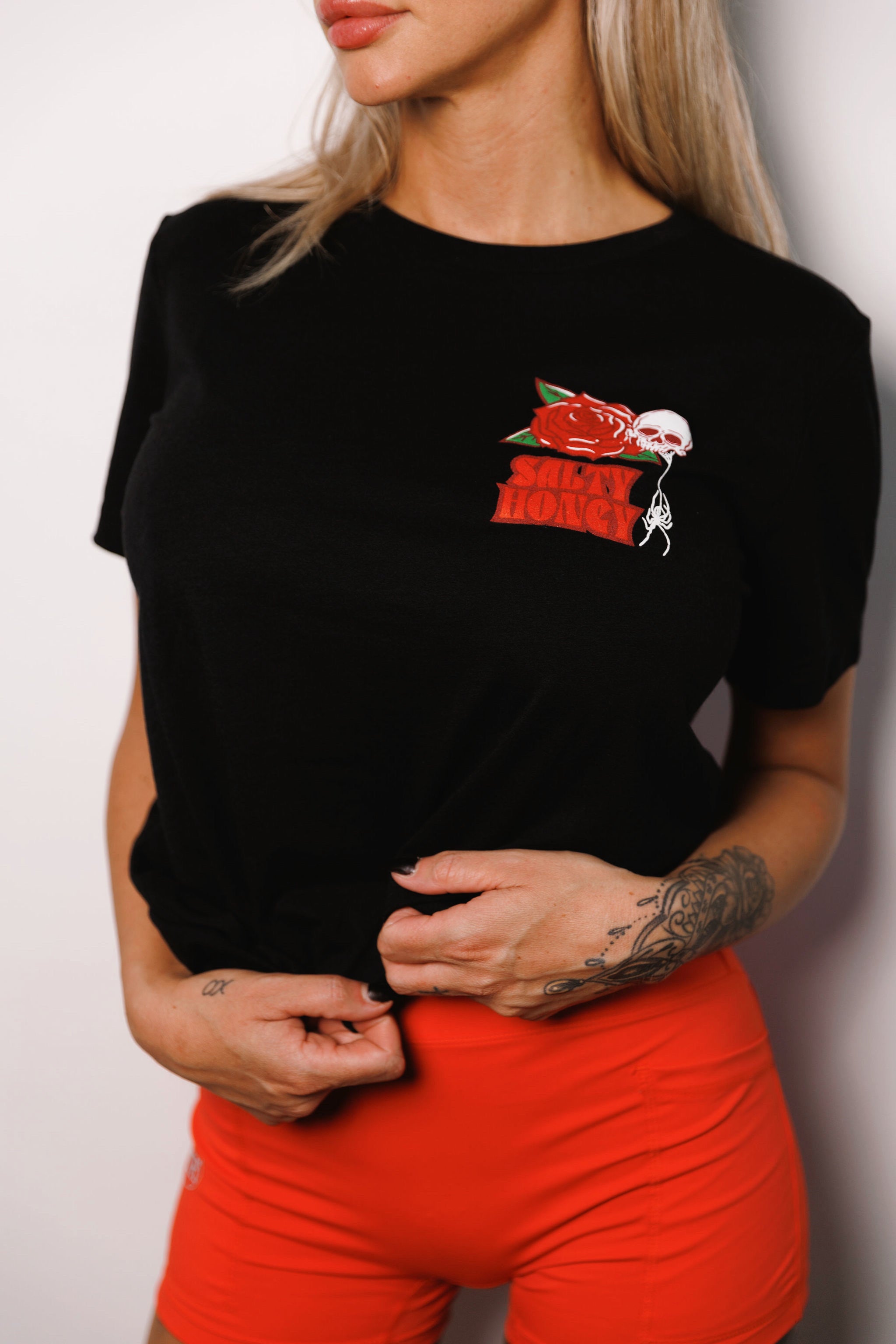 BASIC TEE: SKULLY ROSE