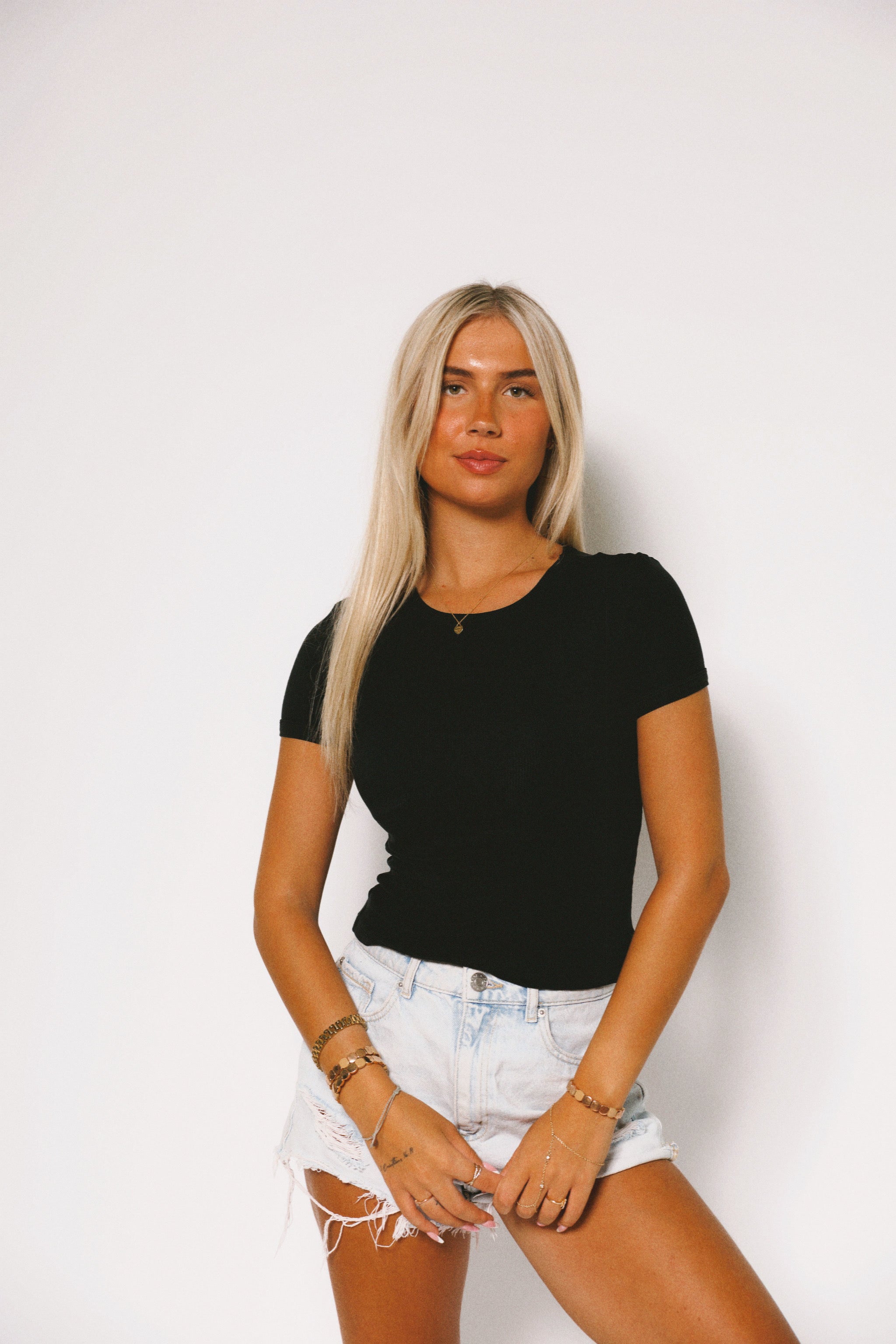 SHAPED FITTED TEE: BLCK