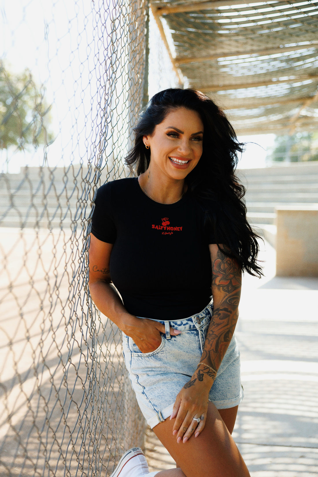 SHAPED FITTED TEE: CHERRY