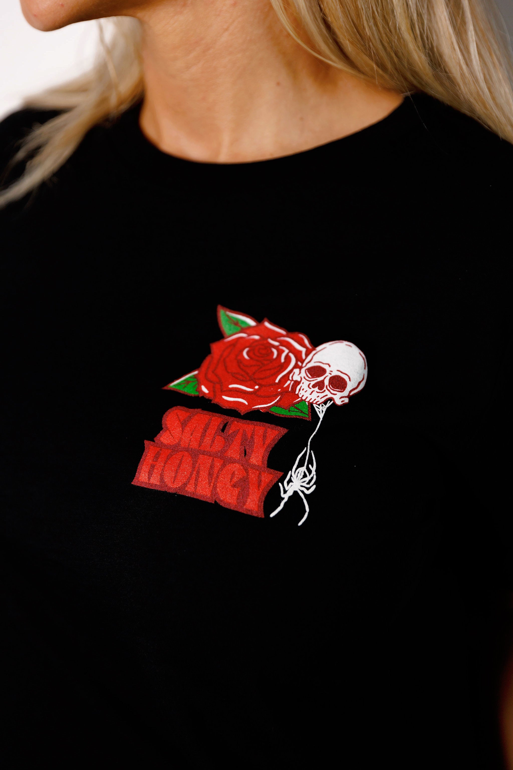 BASIC TEE: SKULLY ROSE