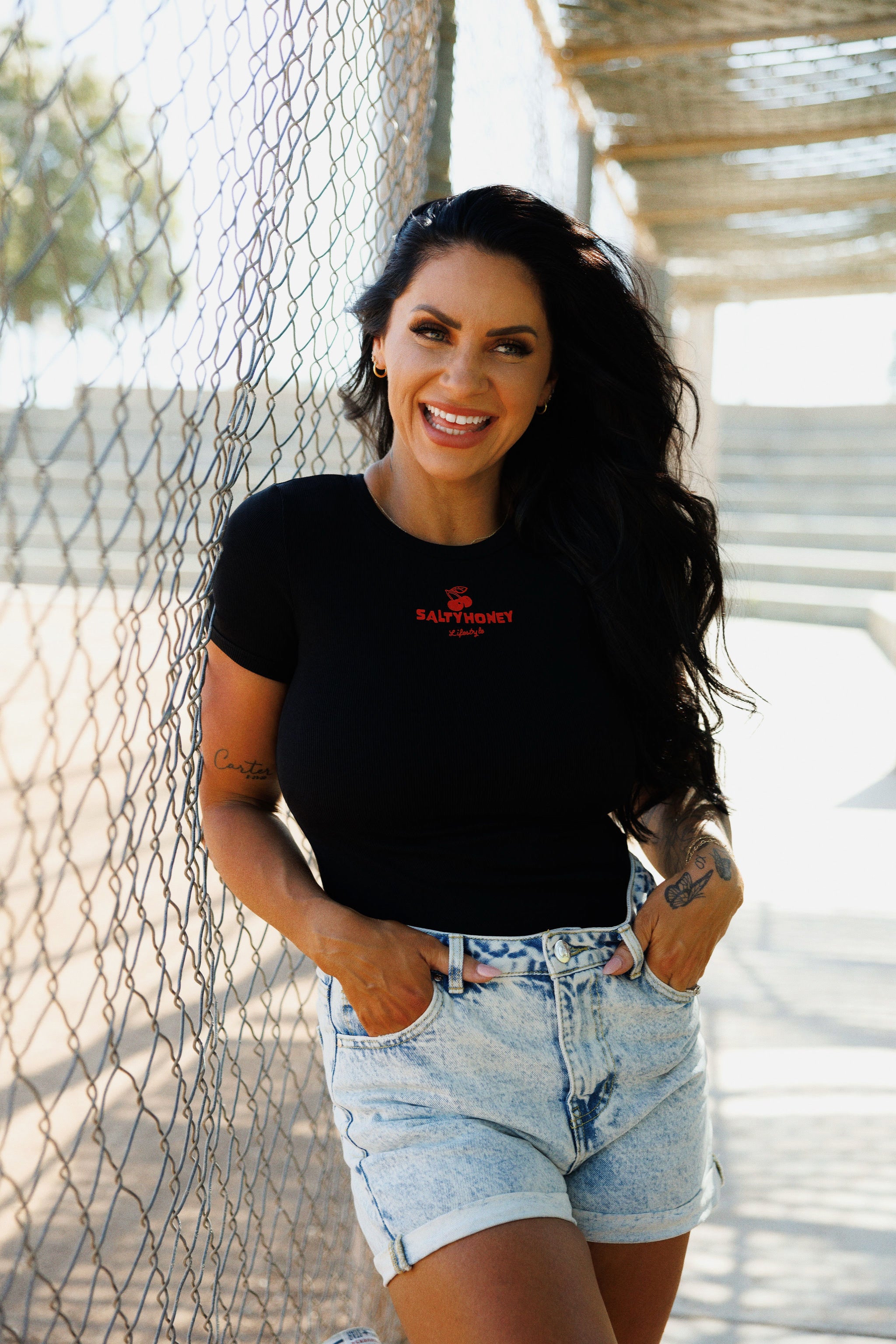 SHAPED FITTED TEE: CHERRY