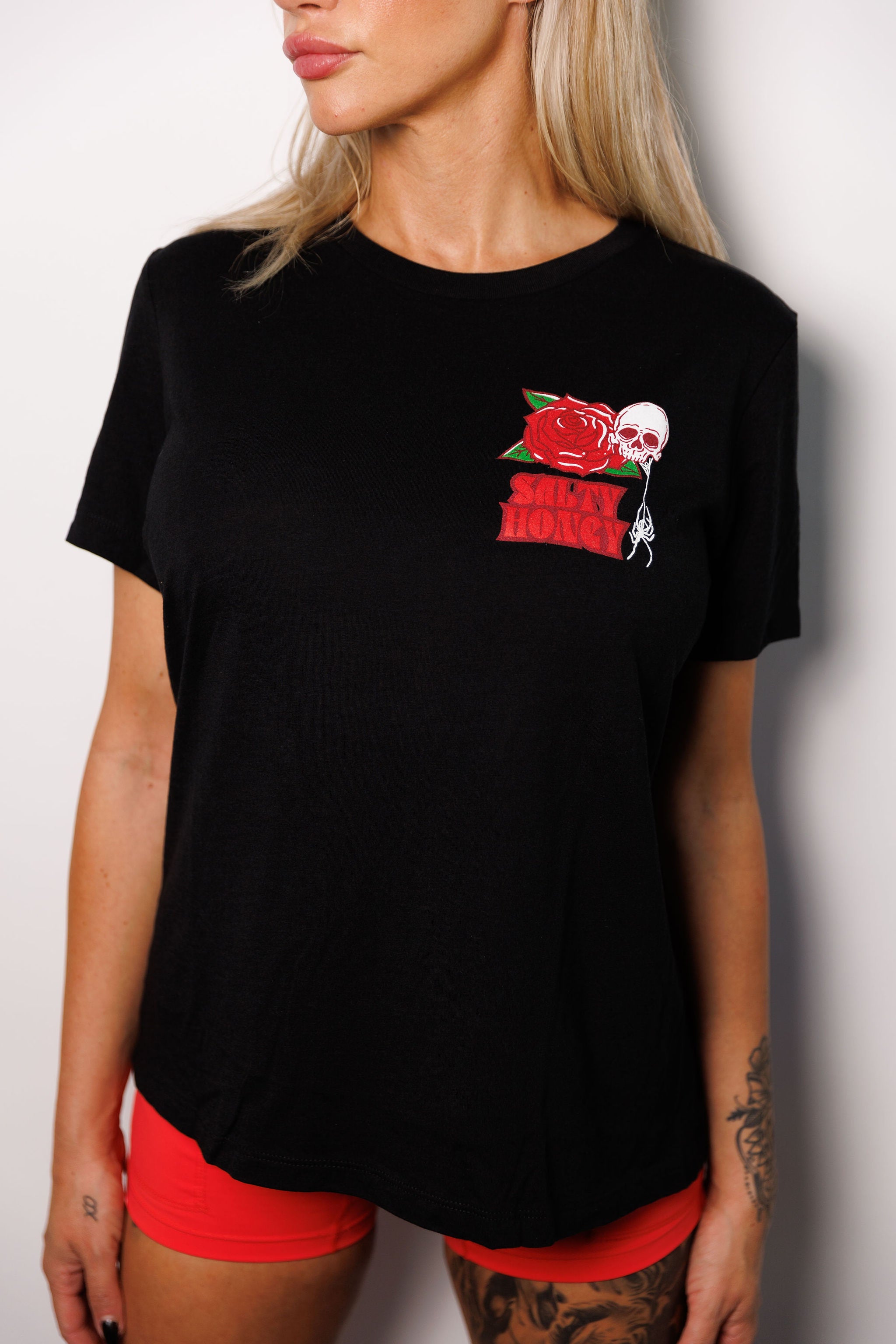 BASIC TEE: SKULLY ROSE