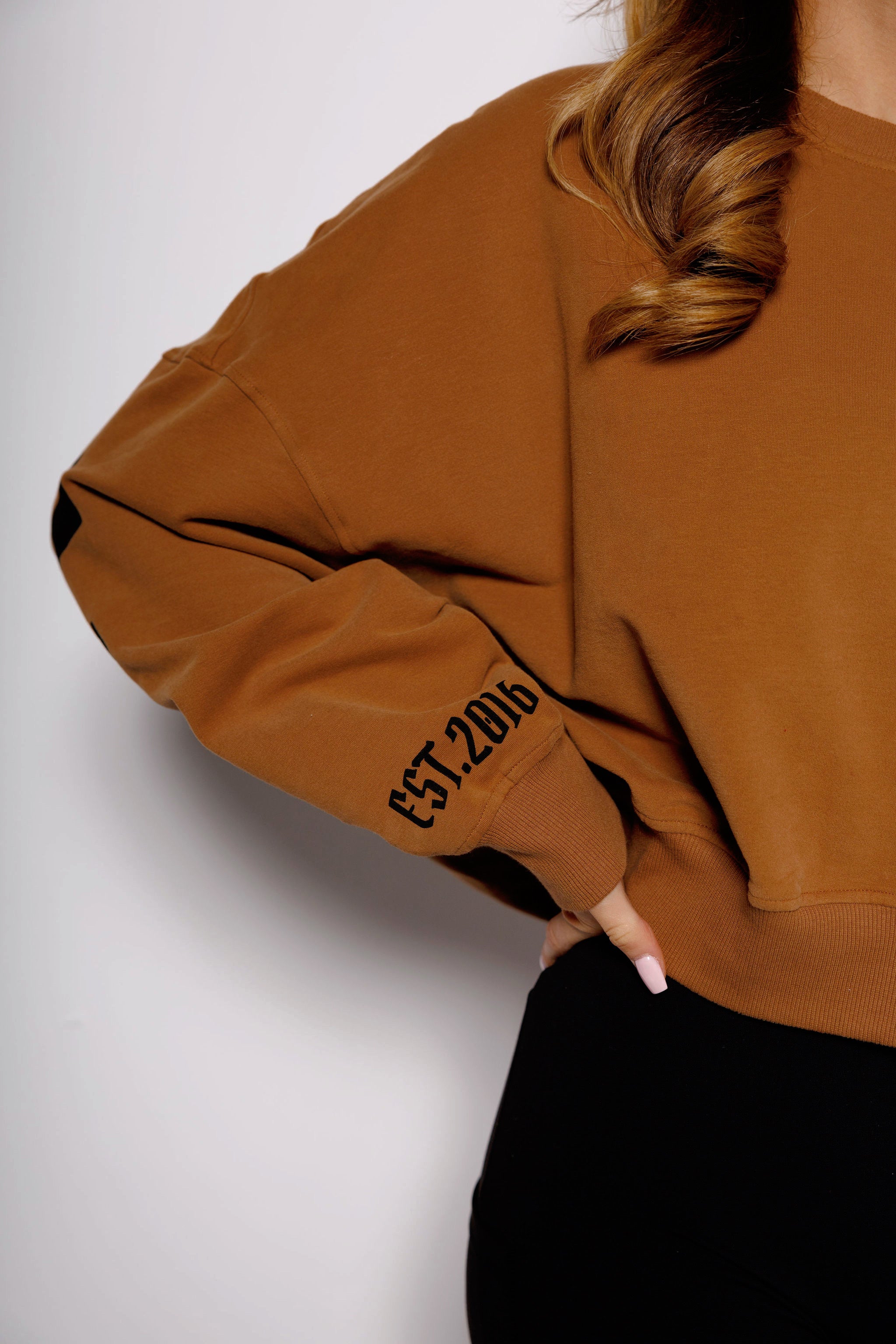 HOOPS CREWNECK: MOCHA