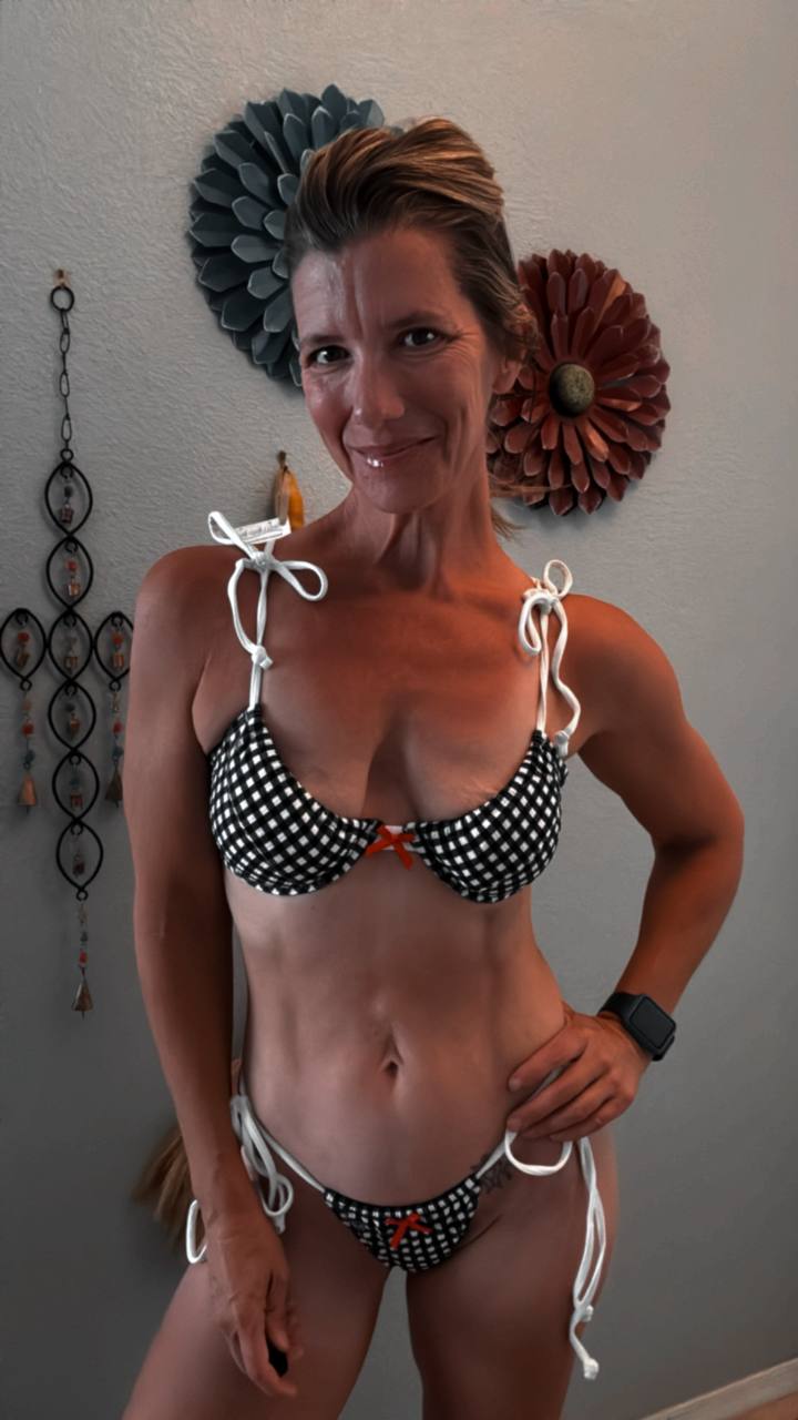 MAYA STRING SCOOP TOP: SWEET TEA BLCK