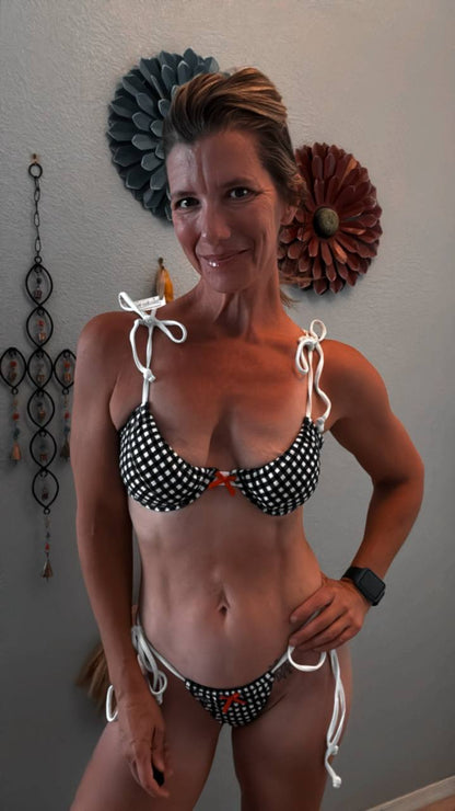 MAYA STRING SCOOP TOP: SWEET TEA BLCK